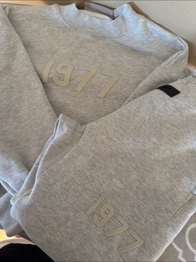Essentials Kids Light Grey '1977' Sweatshirt & Jogger Pajama Set